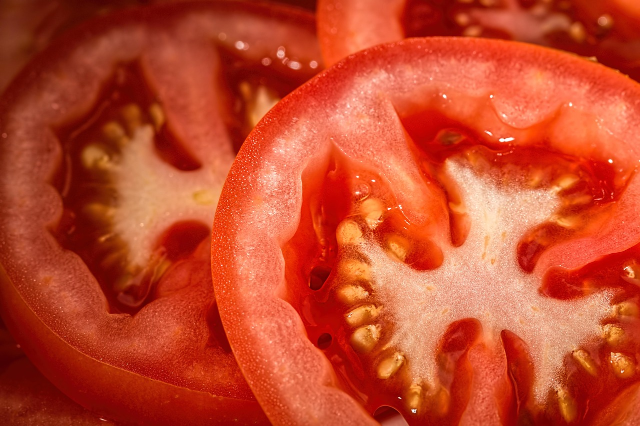 I pomodori ripieni alla romana accendono la tavola: profumi e gusto tutto da riscoprire