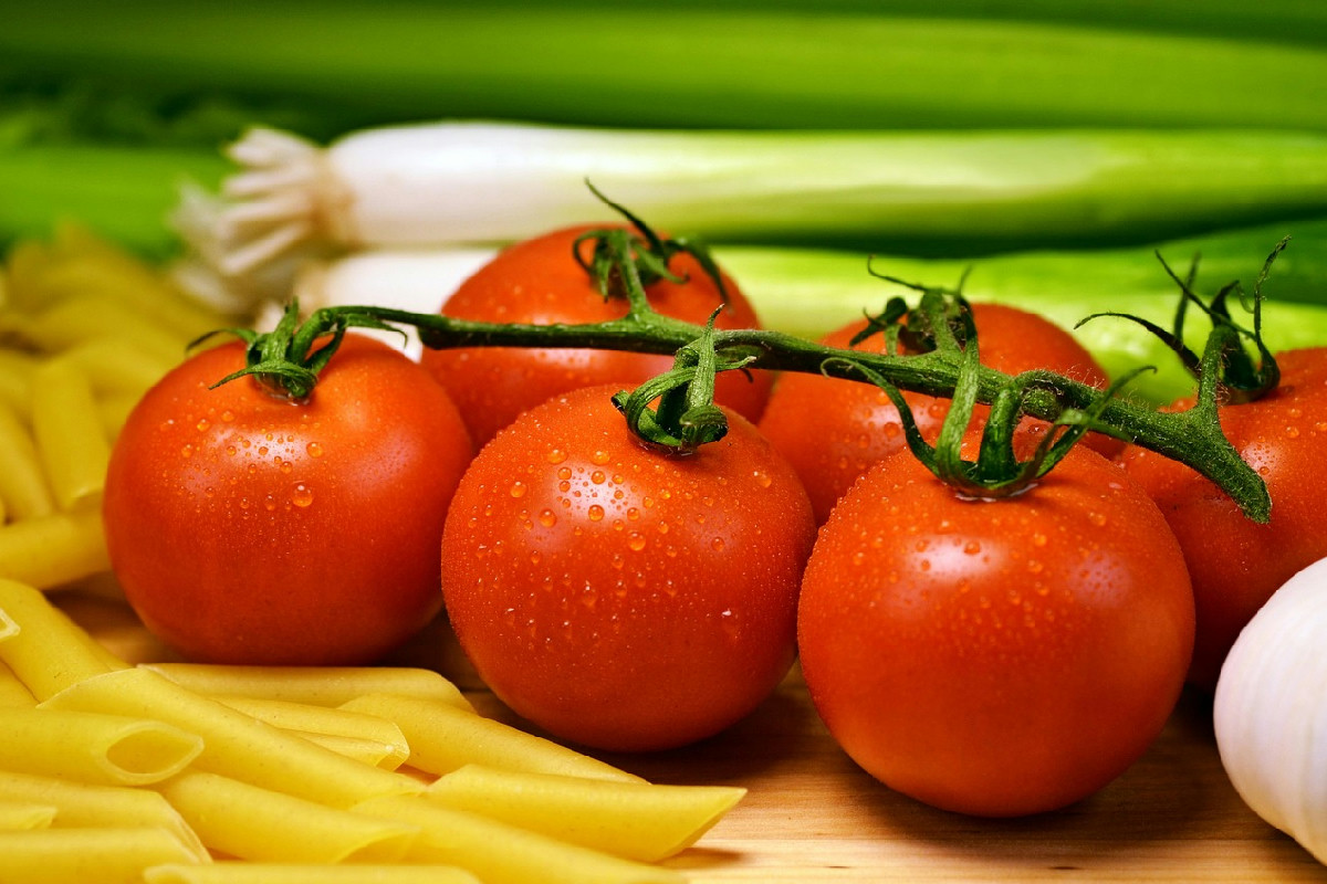 I pomodori ripieni alla romana accendono la tavola: profumi e gusto tutto da riscoprire