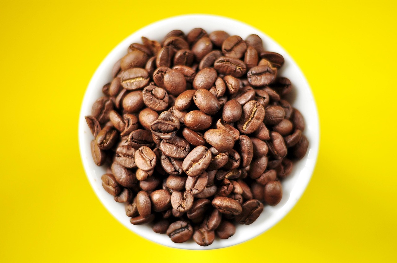 Tre trucchi col caffè: così metti fine agli odori persistenti tra cucina e frigorifero